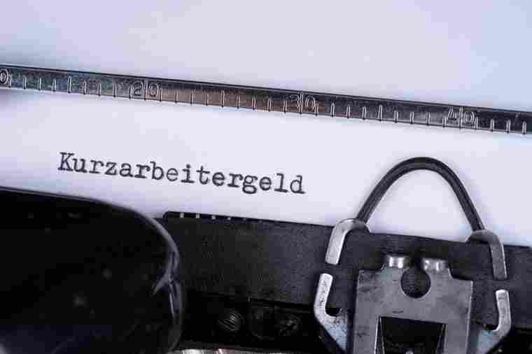 Schreibmaschine mit Aufschrift Kurzarbeitergeld
