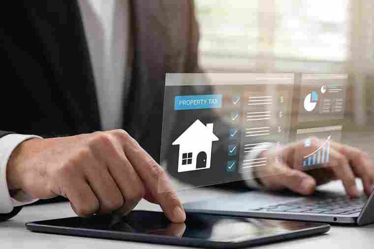 Mann arbeitet auf Tablet